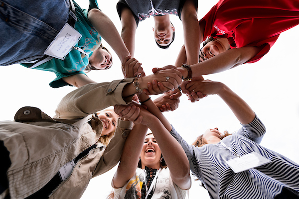 Incoming first-year undergraduate students form a "human knot” with their hands.